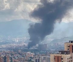 Gigantesco Incendio en Bodega Particular Cerca a COLTEJER, Itagüí, Colombia