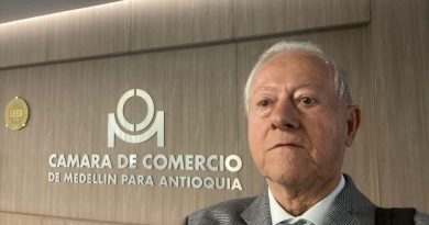 Historia: Orden Cámara de Comercio de Medellín a Universidad EAFIT, Grupo ÉXITO y Juan Carlos Molina en 1997